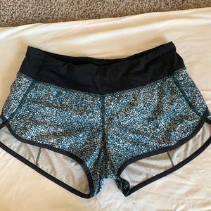 Lululemon 2.5” size 2 speed up shorts